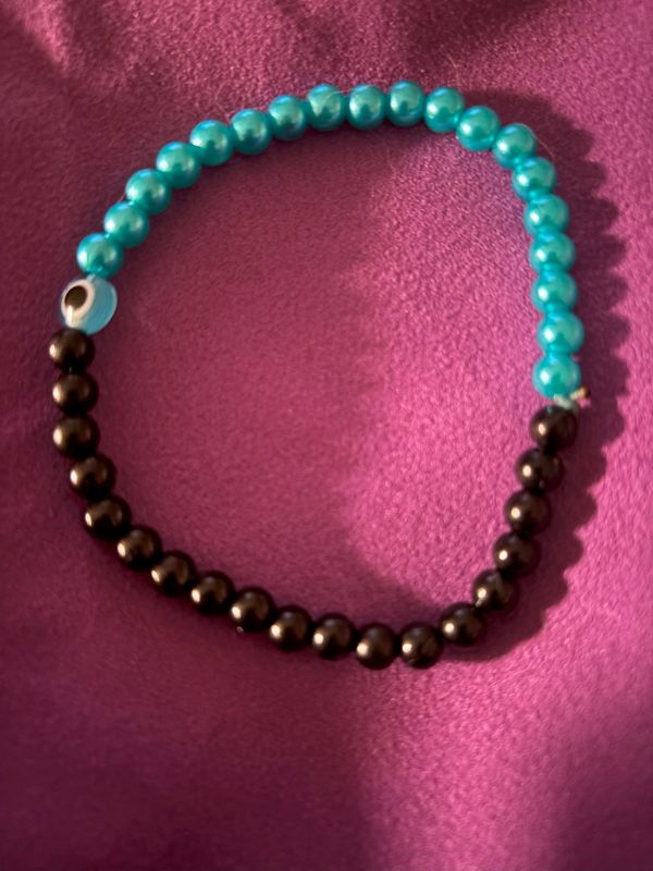 💫 Pulsera de hilo con perlitas – Delicadeza que acompaña