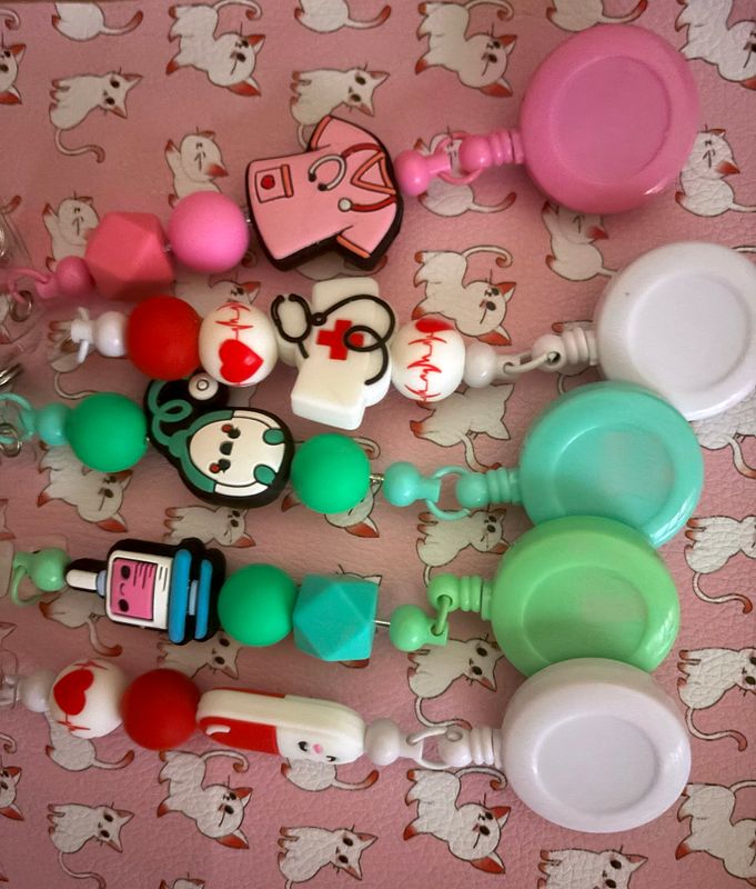 🎀 Colgante sanitario enrollable – Diseños únicos y llenos de cariño