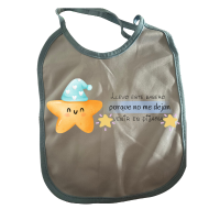 👶 Babero de Tela – &quot;Llevo este babero porque no dejan venir en pijama&quot;