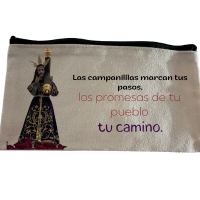 ✨ Estuche – “Las campanillas marcan tus pasos, las promesas de tu pueblo, tu camino”