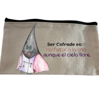 🎒 Estuche – “Ser cofrade es: no faltar a la cita, aunque el cielo llore”