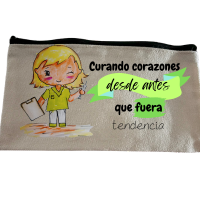 🎒 Estuche – “Curando corazones desde antes que fuera tendencia”