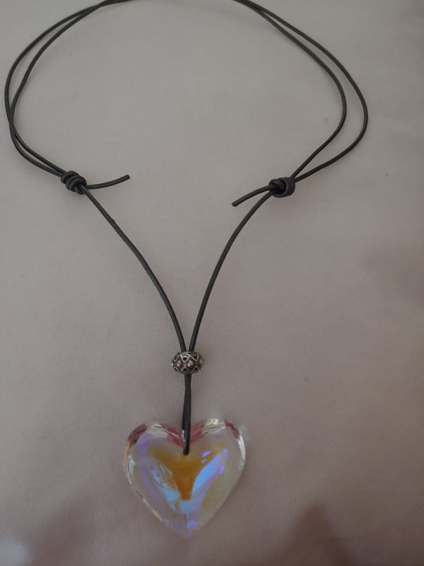 💖 Colgante Corazón de Cristal – Amor que brilla con luz propia ✨