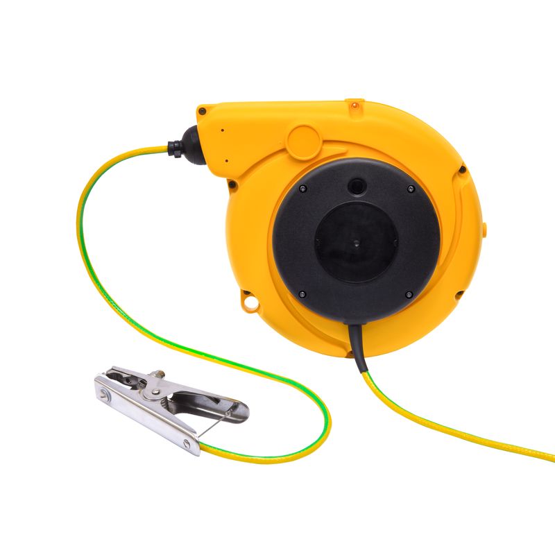 Retractable cable reel