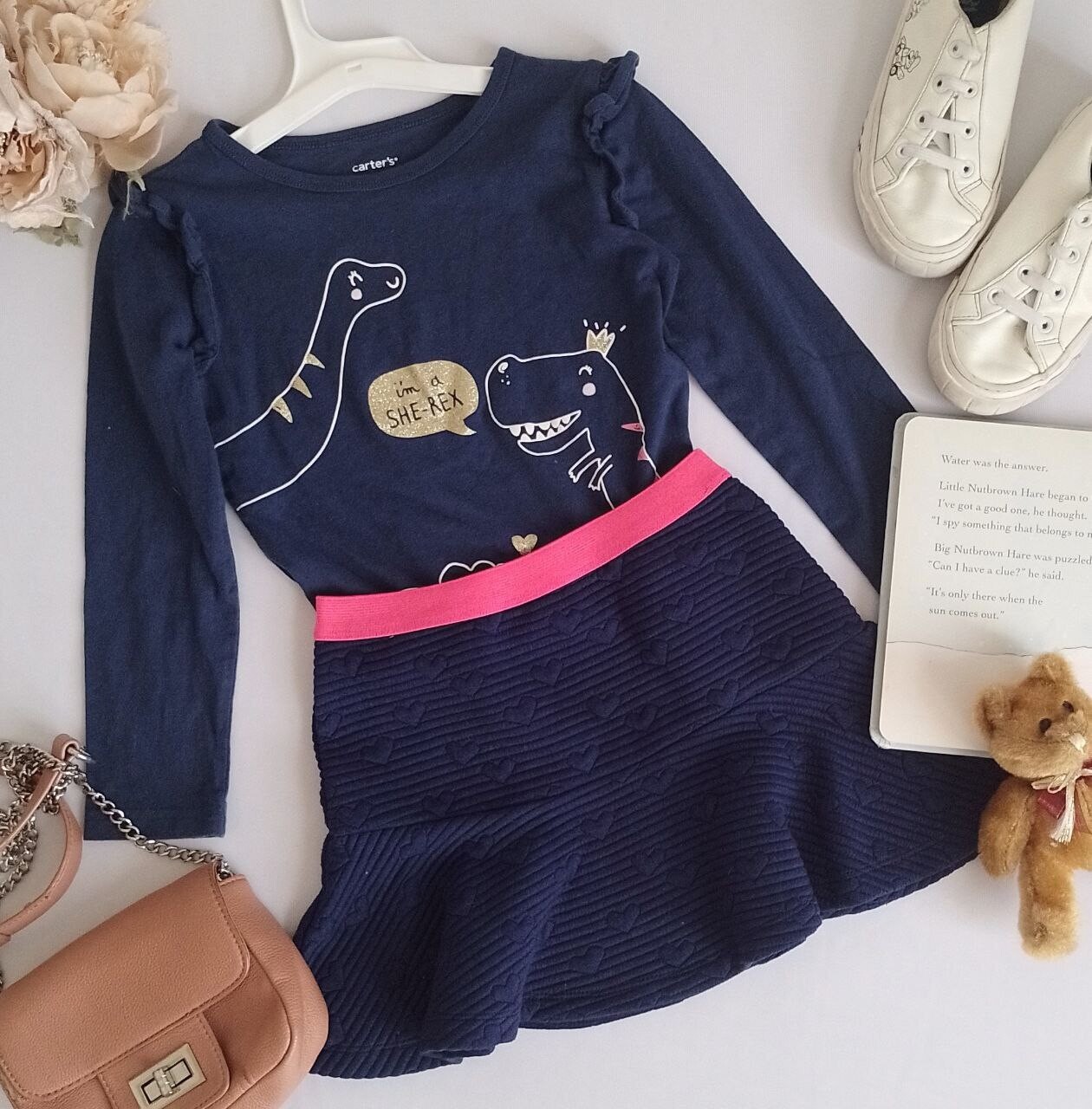 FALDA CON DETALLES EN LA TELA Y BLUSA CON OLANES EN LAS MANGAS