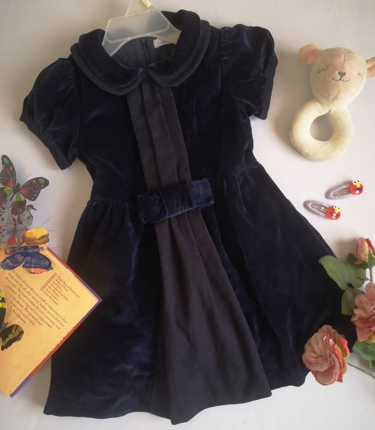 VESTIDO CON MOÑA ADELANTE INCLUYE GANCHITOS
