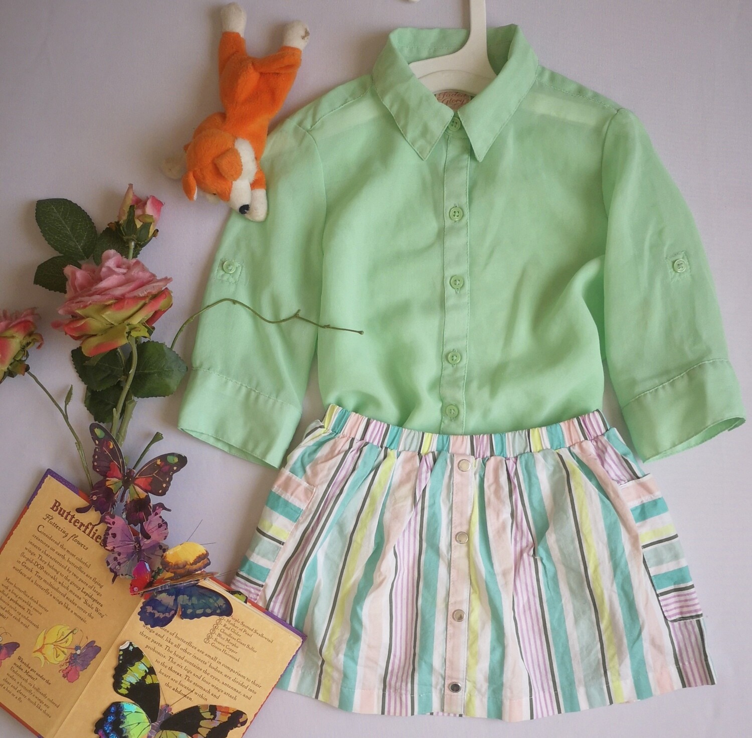 BLUSA Y FALDA CON BOLSAS A LOS LADOS