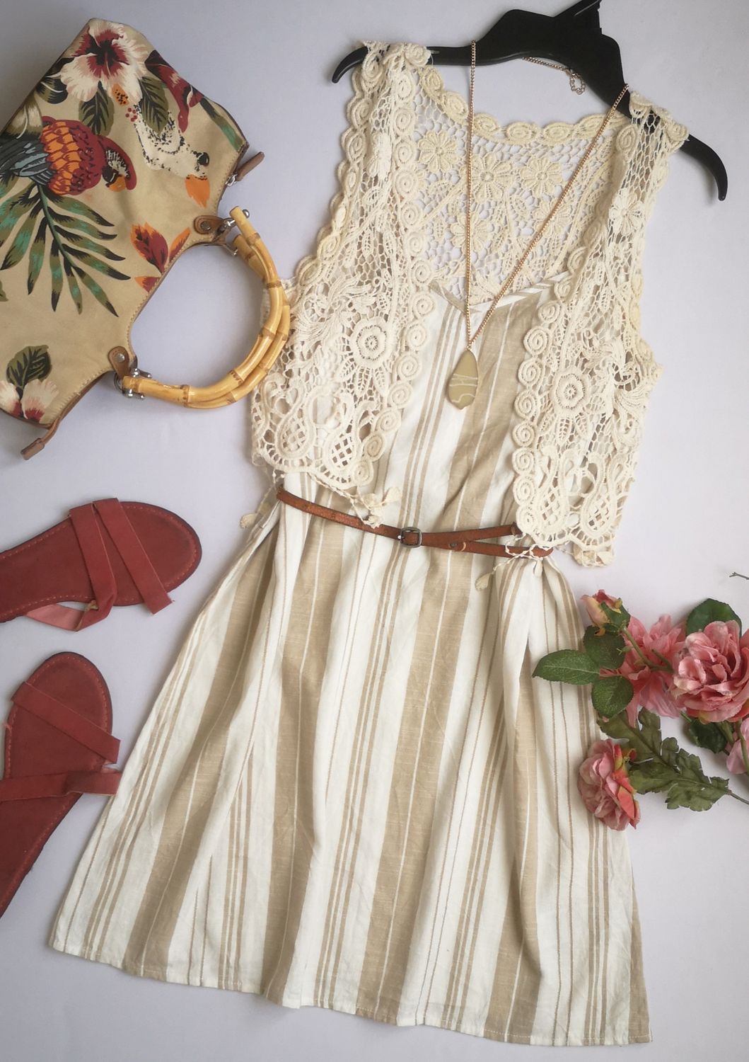 VESTIDO CON CHALECO DE ENCAJE