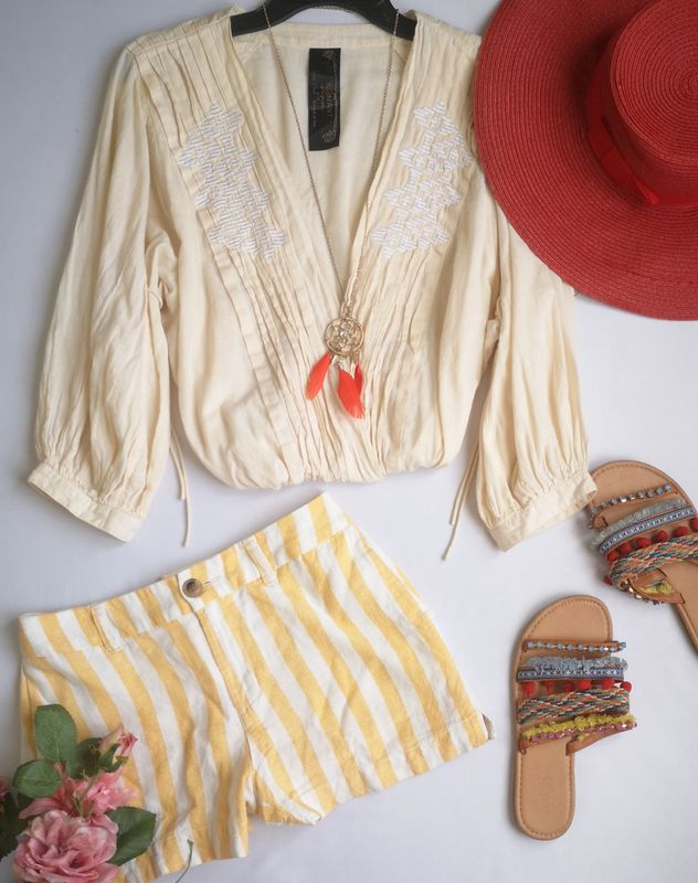 SHORT CON BOLSAS A LOS LADOS Y BLUSA 