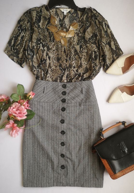 FALDA A LA RODILLA CON BLUSA