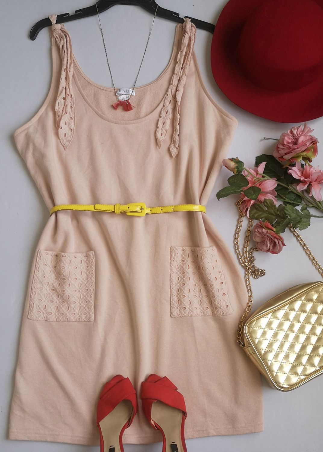 VESTIDO CON BOLSAS ADELANTE