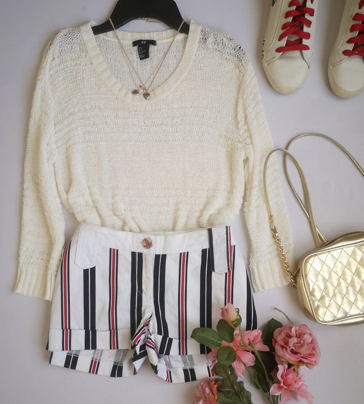 SHORT CON BOLSAS A LOS LADOS Y BLUSA TEJIDA