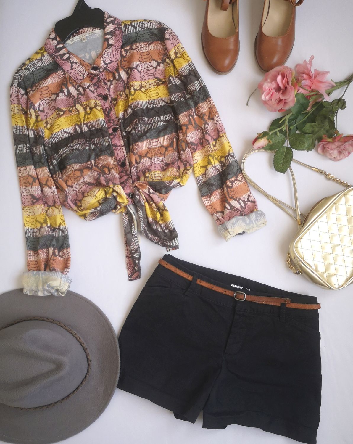 SHORT CON BOLSAS A LOS LADOS Y BLUSA