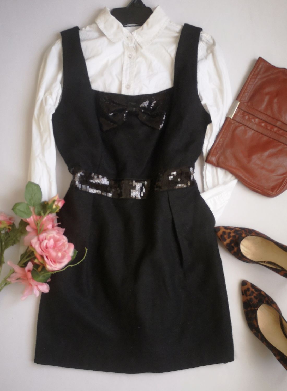 VESTIDO CON BOLSAS A LOS LADOS