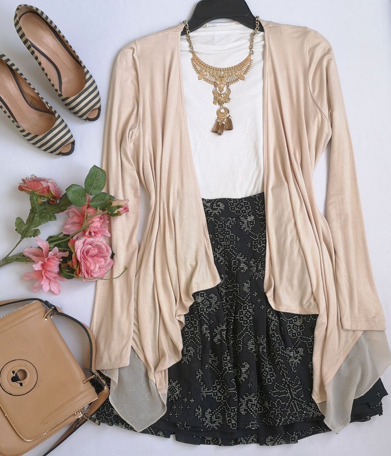 CARDIGAN ASIMETRICO Y FALDA CON PALETONES