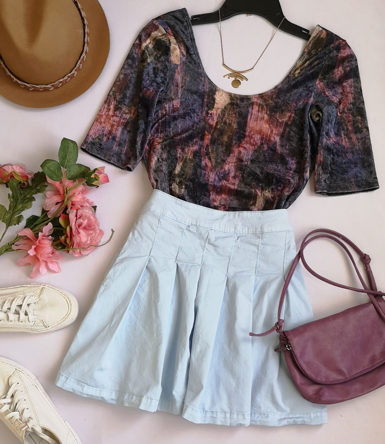 FALDA CON BOLSAS A LOS LADOS Y BLUSA DE TERCIOPELO
