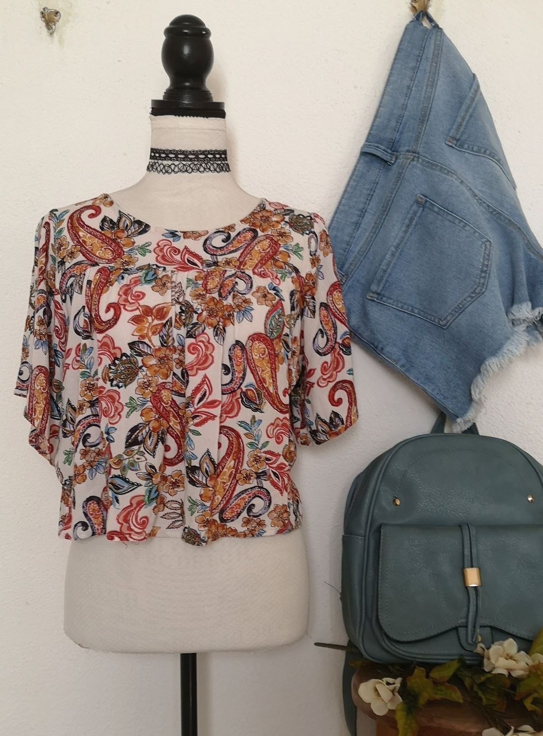 BLUSA CORTA INCLUYE COLLAR
