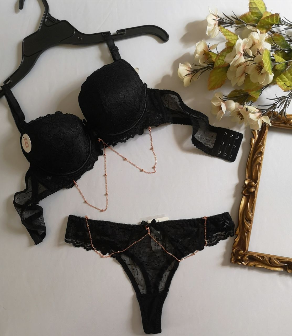 CONJUNTO DE ENCAJE CON CADENA