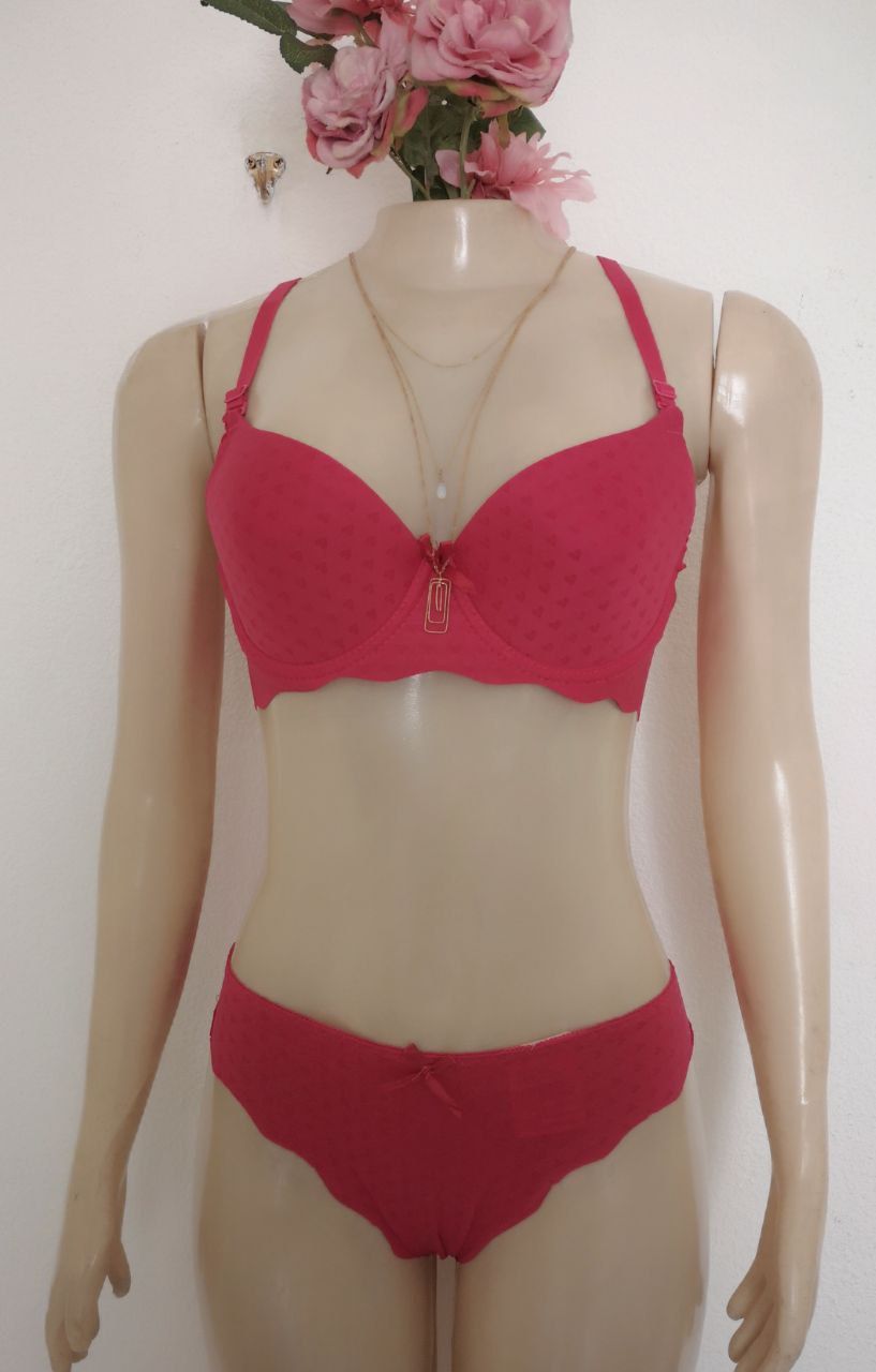 CONJUNTO CON ESTAMPADO DE CORAZONES