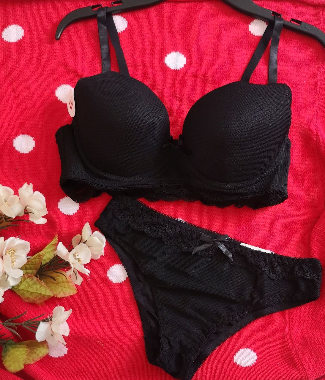 CONJUNTO CON DETALLES DE ENCAJE