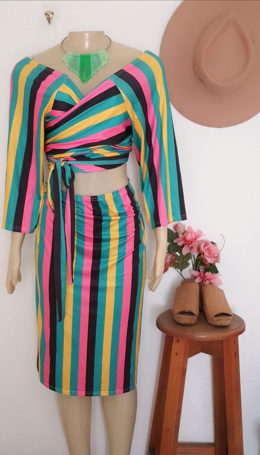 VESTIDO CON NUDO ABIERTO DE ADELANTE ⚓
