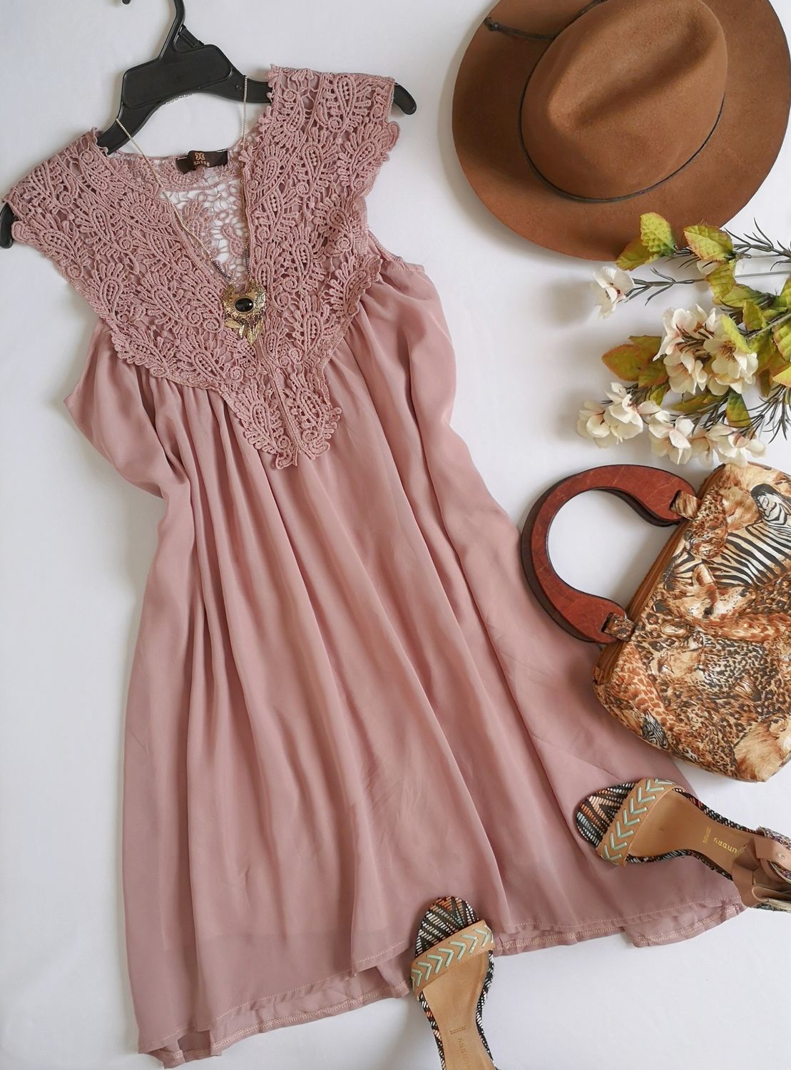 VESTIDO CON DETALLES DE ENCAJE INCLUYE COLLAR