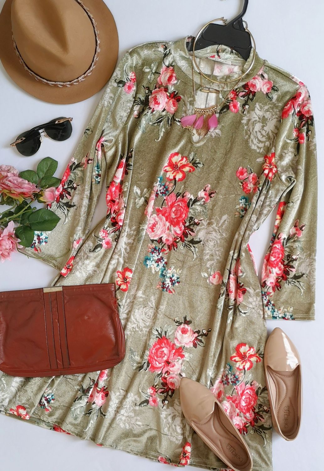 VESTIDO DE TERCIOPELO CON BOLSAS A LOS LADOS INCLUYE COLLAR