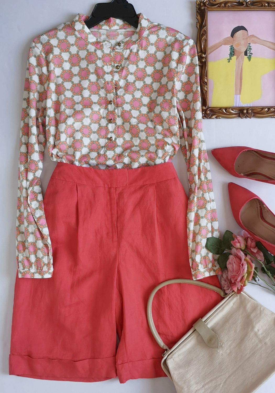 BERMUDA CON BOLSAS A LOS LADOS Y BLUSA CUELLO CHINO