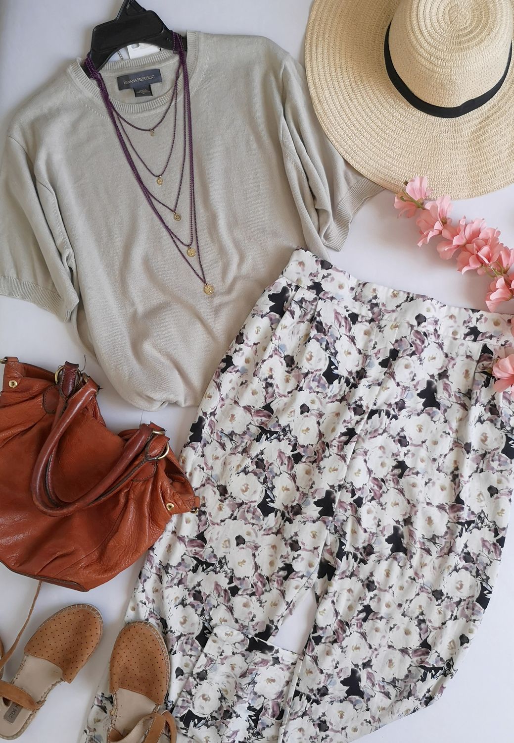 PANTALÓN TELA SUAVE CON BOLSAS Y BLUSA CUELLO REDONDO