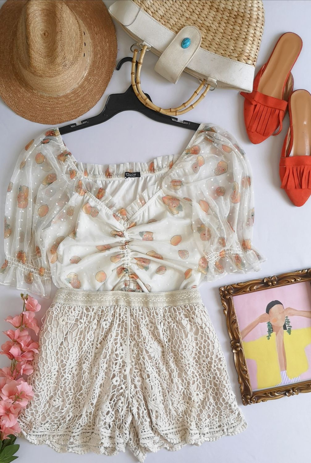 BLUSA CORRUGADA DE ADELANTE Y SHORT DE ENCAJE ⚓