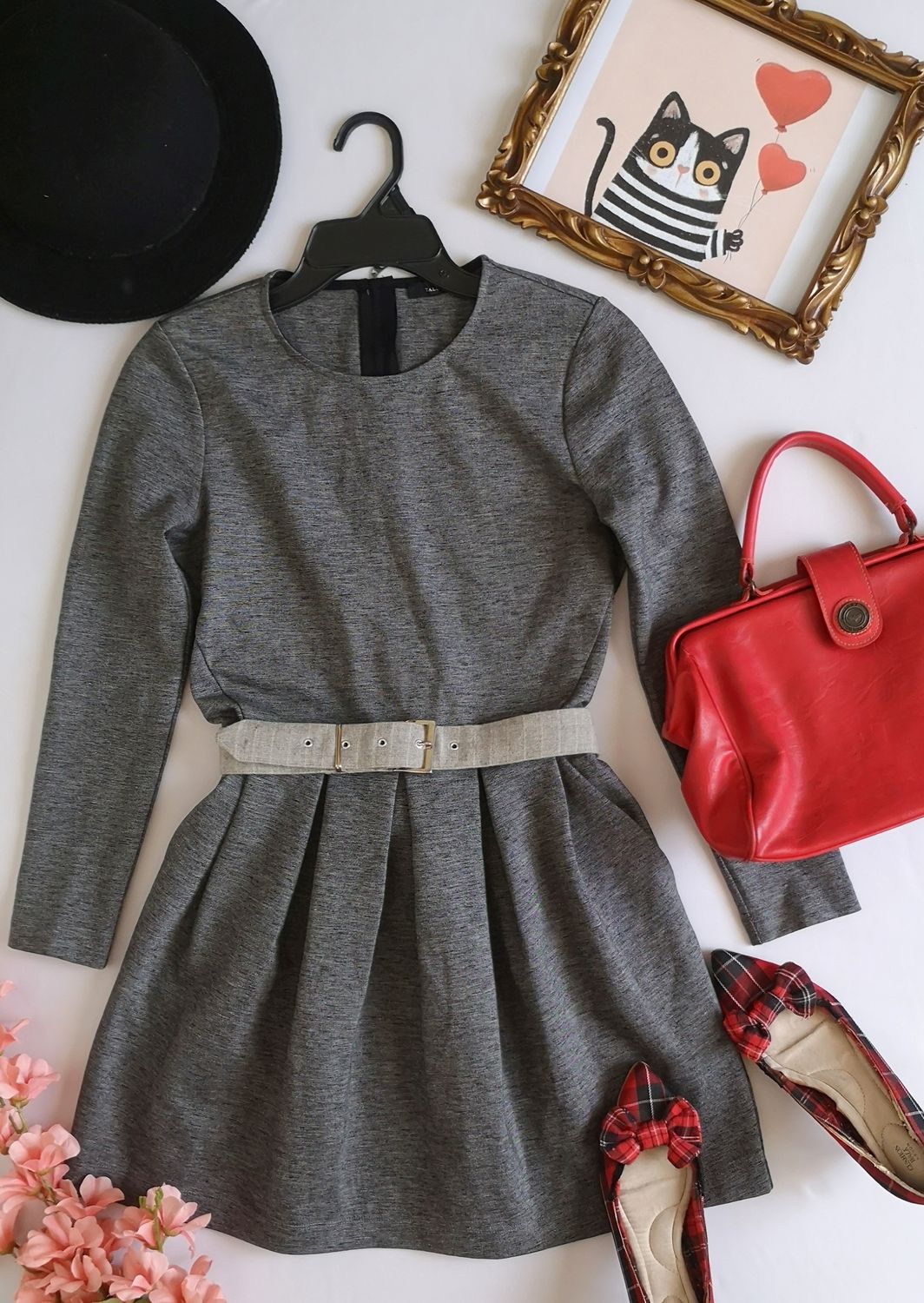VESTIDO CORTO CON PALETONES INCLUYE CINCHO