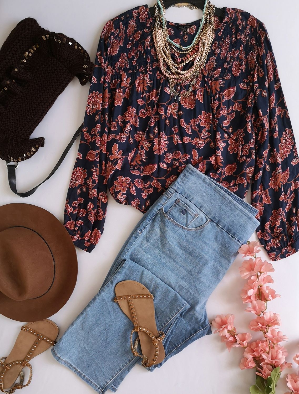 JEANS CORTE RECTO Y BLUSA TELA SUAVE