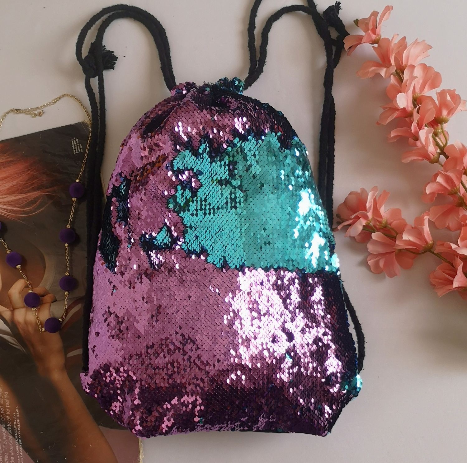 CARTERA TIPO MOCHILA CON LENTEJUELAS