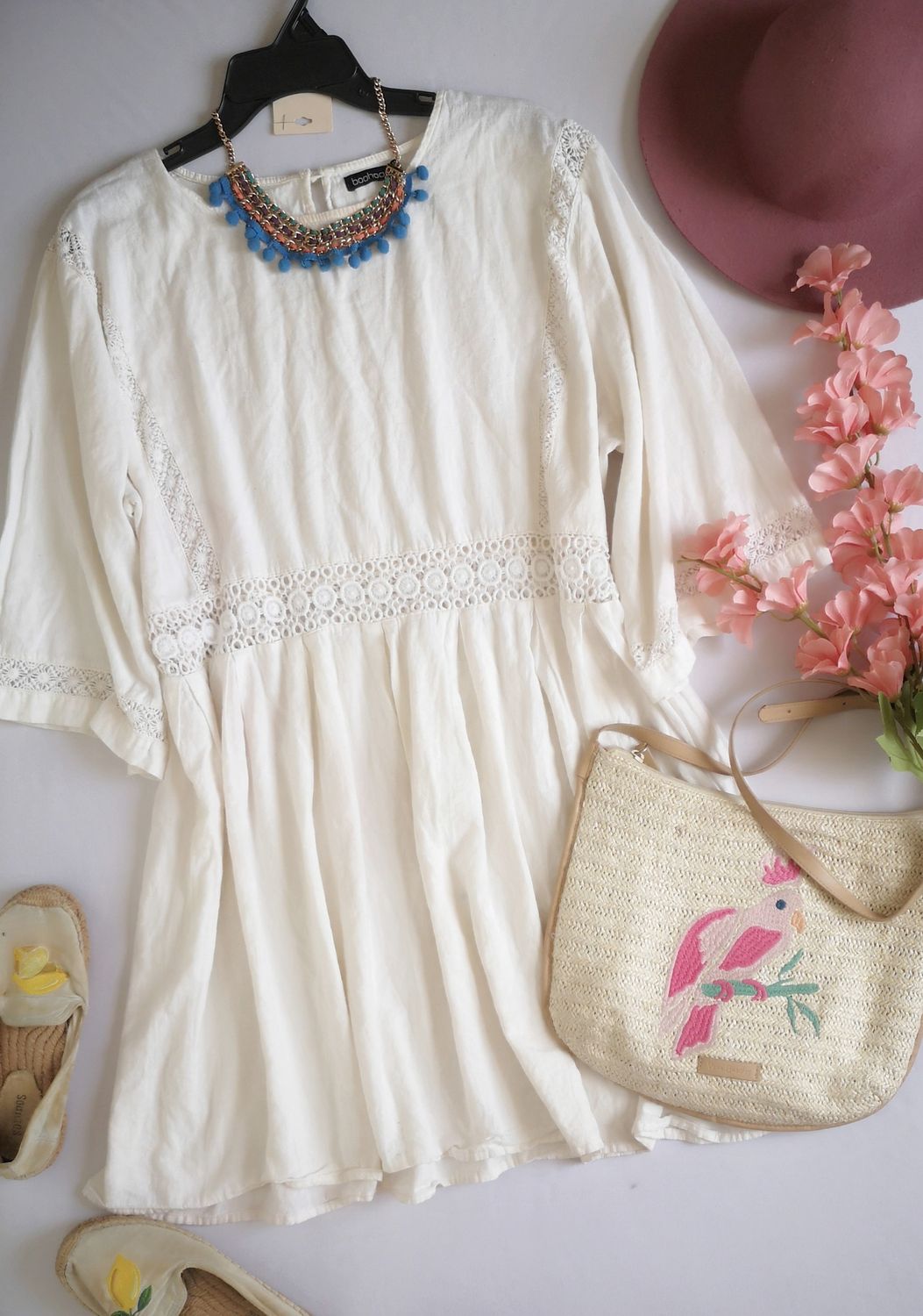 VESTIDO DE ALGODÓN CON DETALLES DE ENCAJE INCLUYE COLLAR