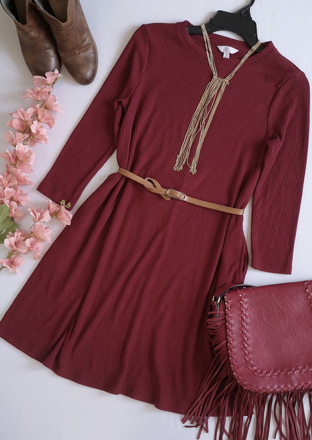 VESTIDO ACANALADO CON BOLSAS A LOS LADOS INCLUYE CINCHO