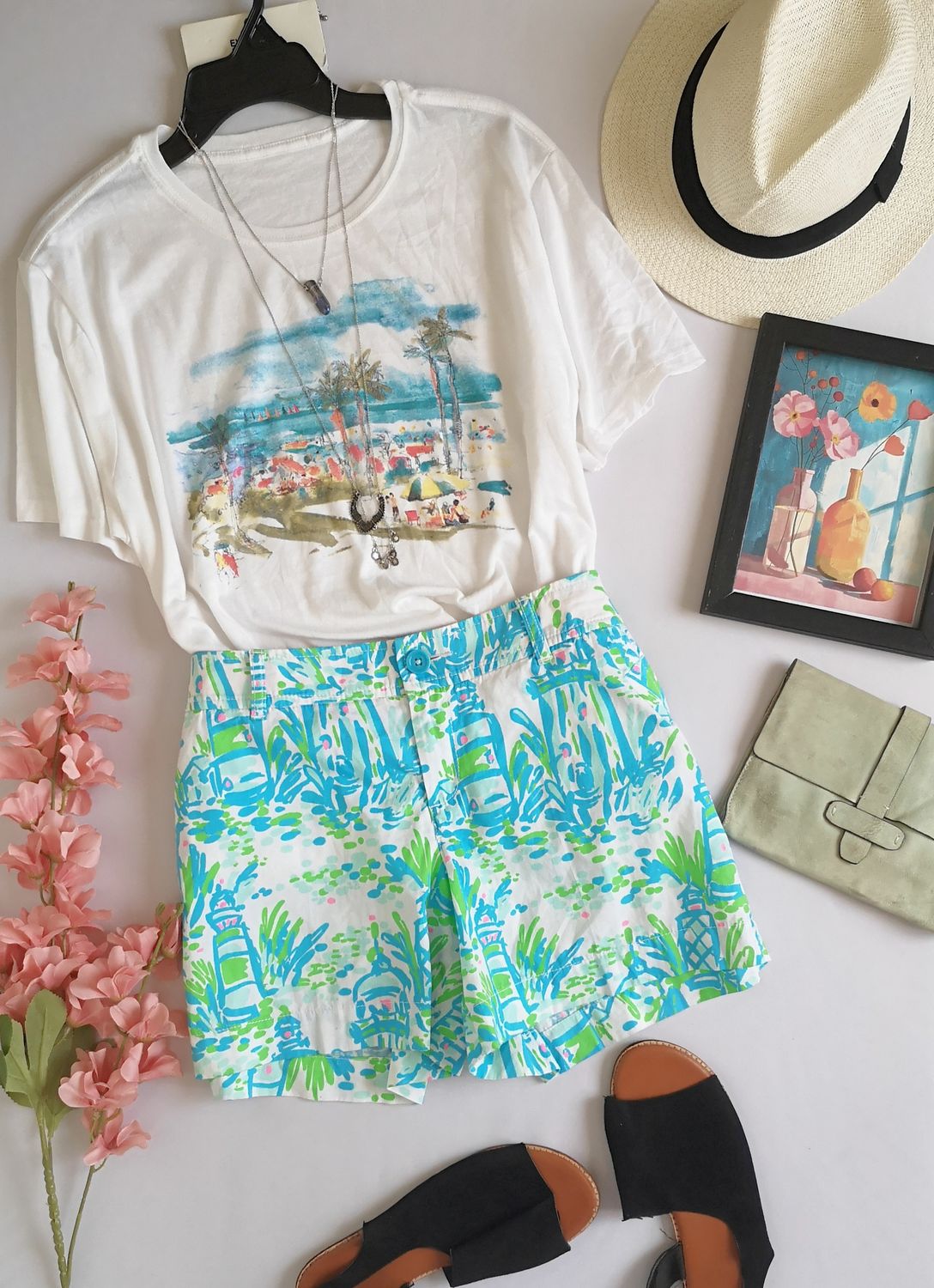 SHORT CON BOLSAS A LOS LADOS Y BLUSA CUELLO REDONDO
