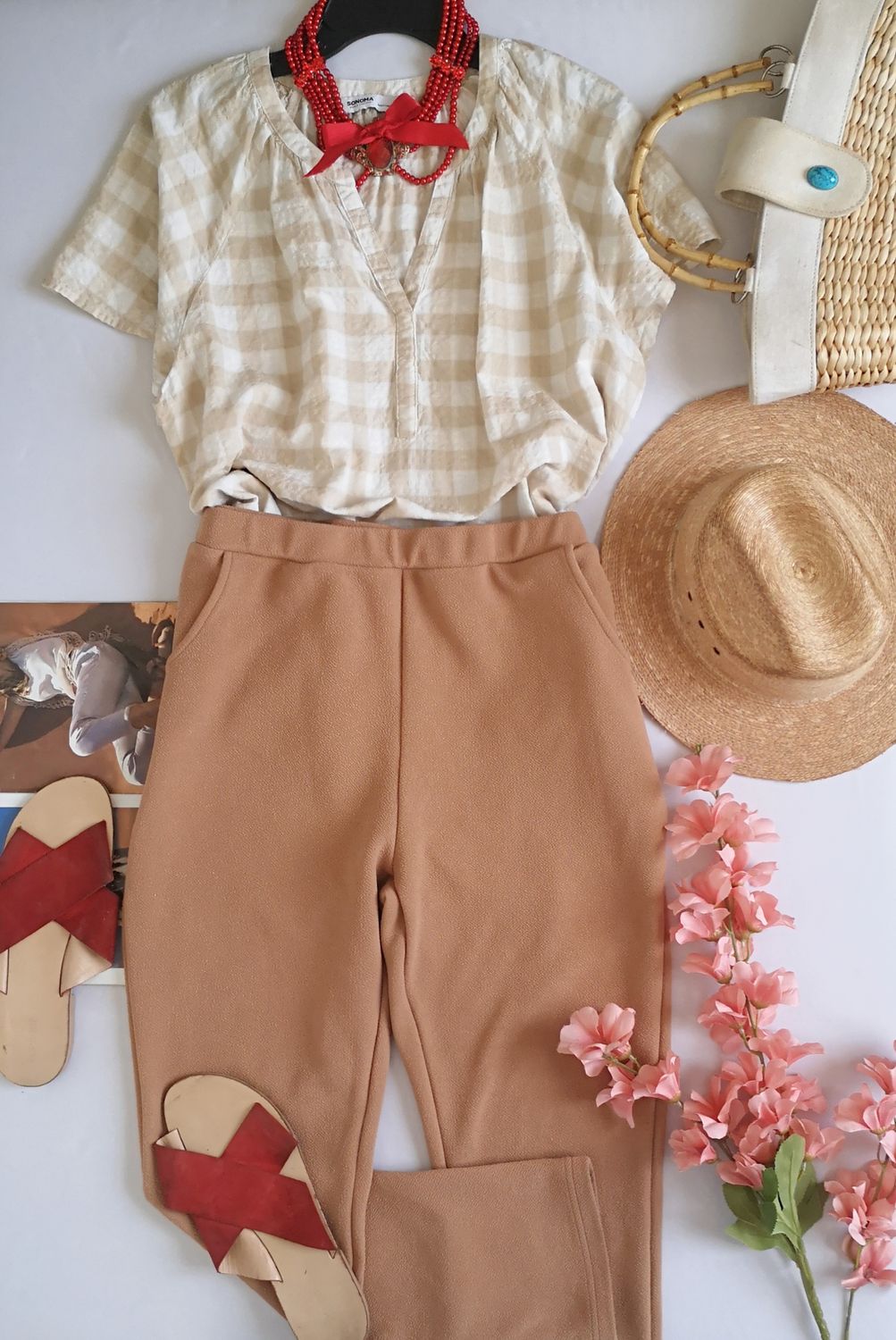 PANTALÓN CON BOLSAS A LOS LADOS Y BLUSA DE ALGODÓN