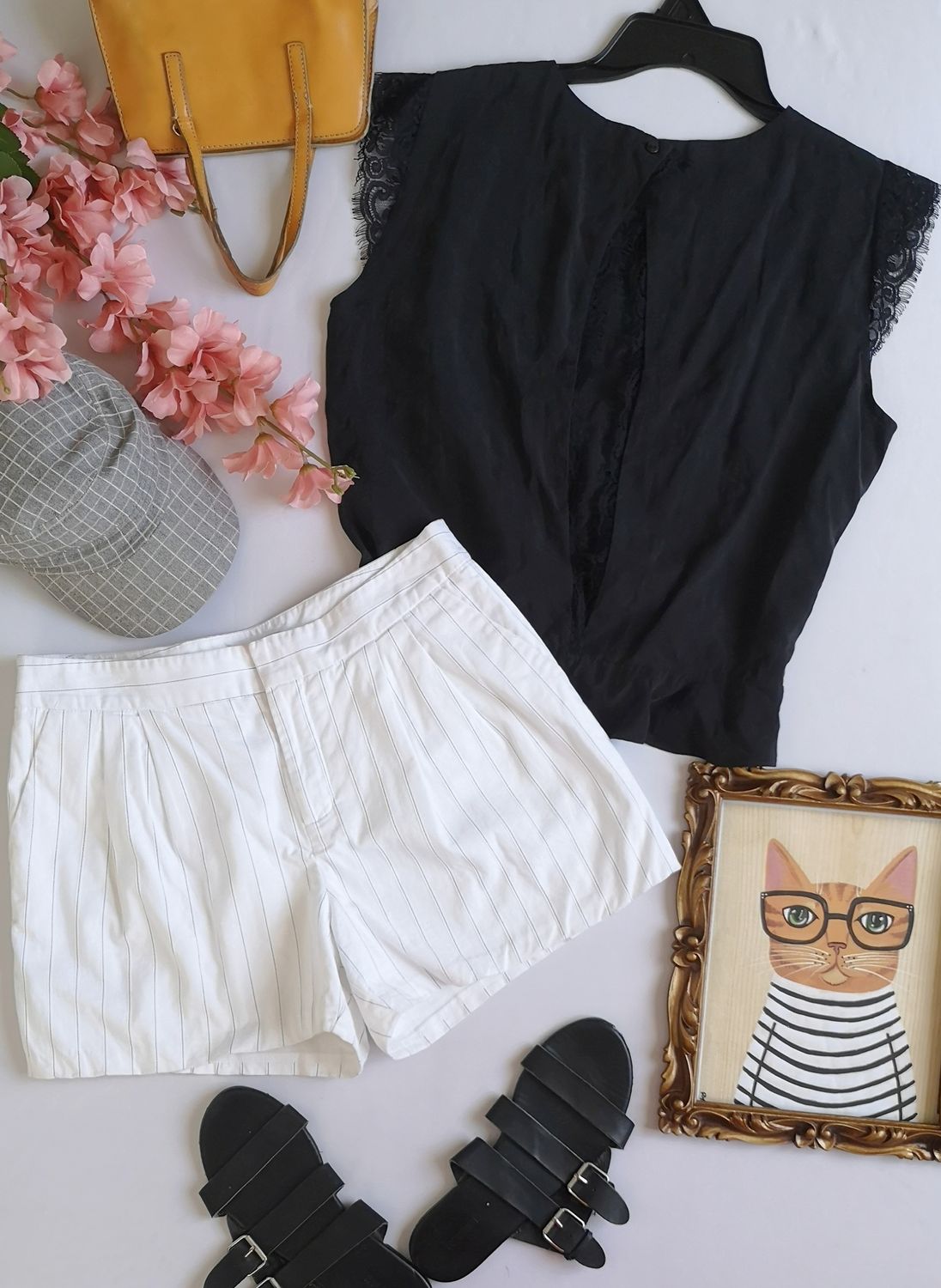 SHORT CON BOLSAS A LOS LADOS Y BLUSA ABIERTA DE ATRÁS