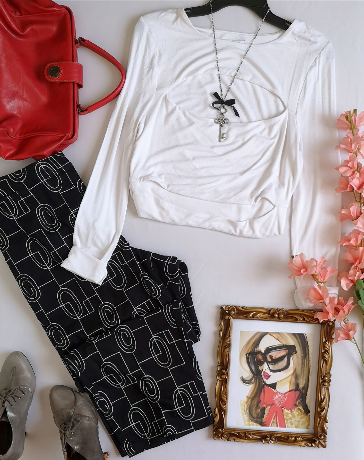 BLUSA ABIERTA DE ADELANTE Y PANTALÓN ANCHO DE LAS CADERAS