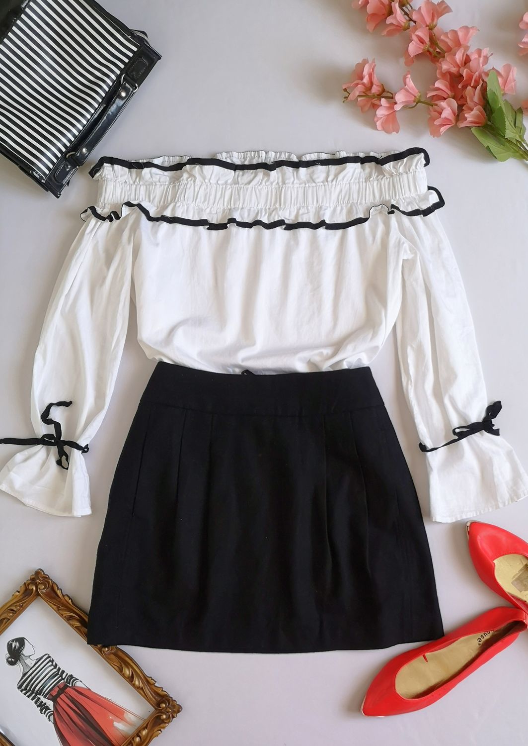 FALDA CORTA Y BLUSA HOMBROS DESCUBIERTOS