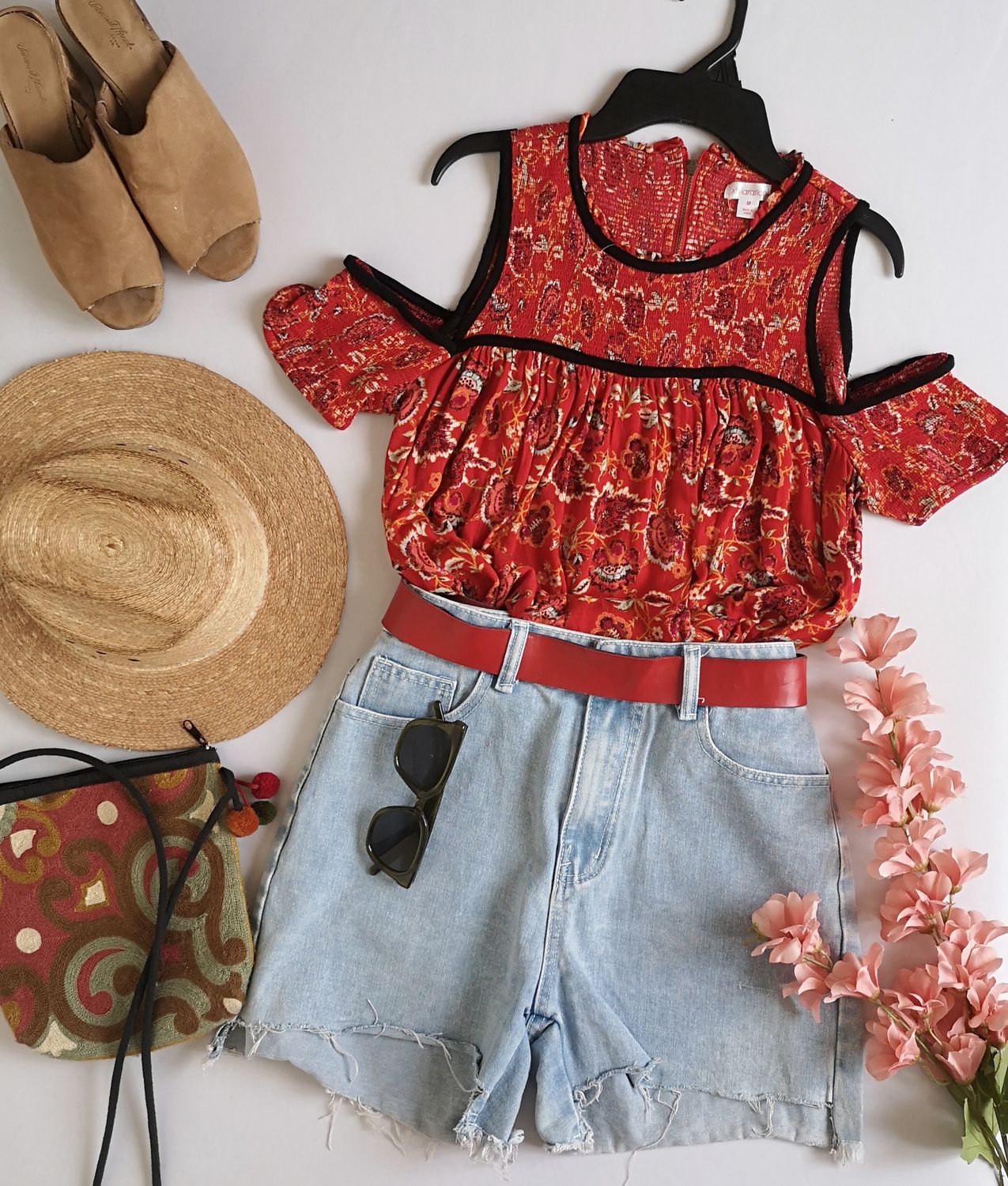 BLUSA HOMBROS DESCUBIERTOS Y SHORT CINTURA ALTA