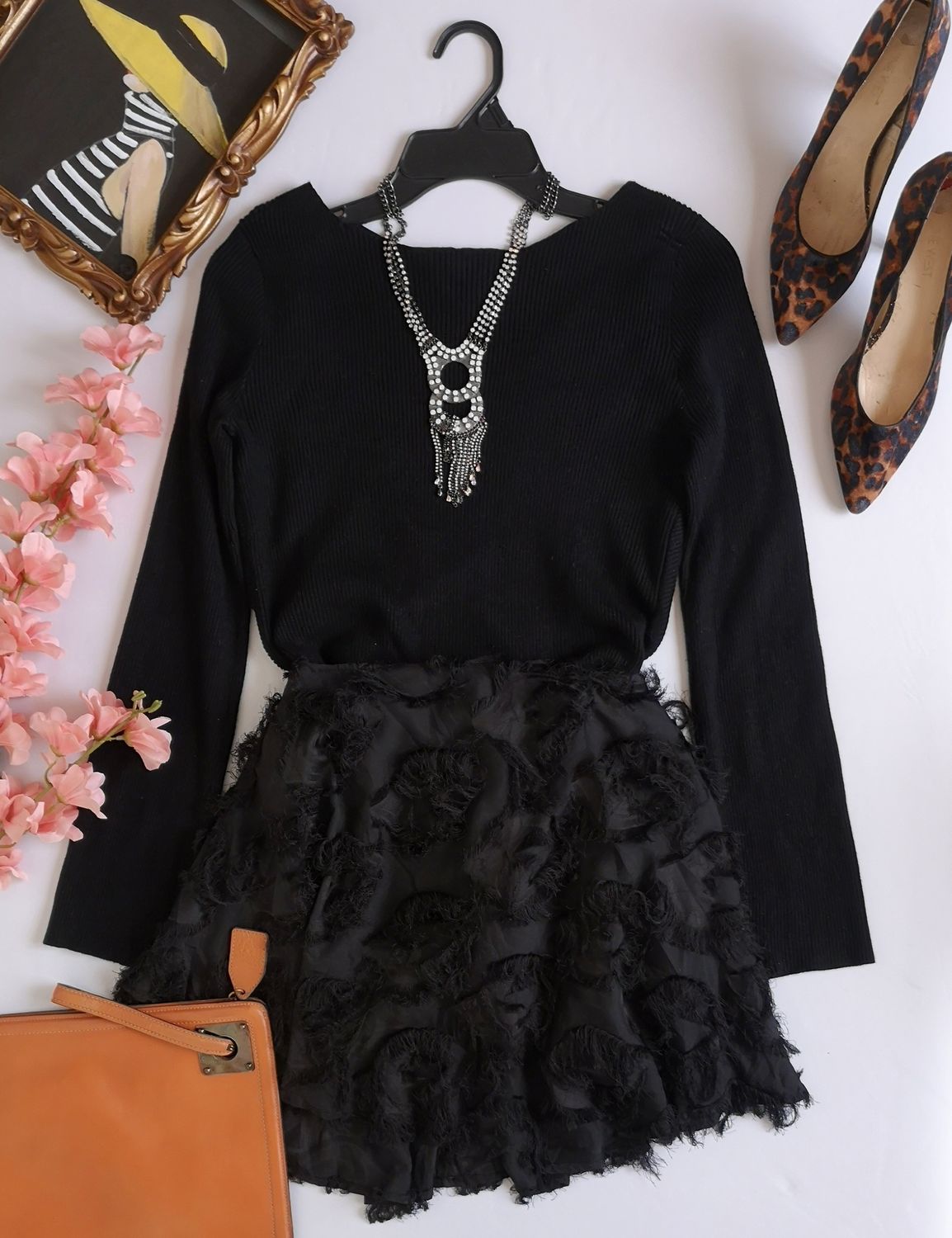 FALDA CON DETALLES EN LA TELA Y BLUSA ASIMÉTRICA DE ATRÁS
