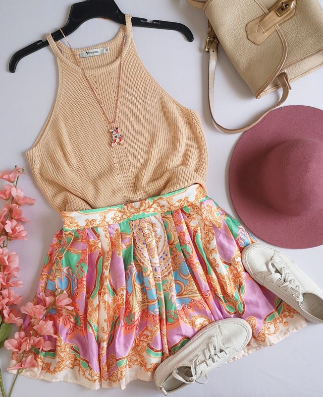 FALDA DE PALETONES CON SHORT ADENTRO Y BLUSA HALTER TEJIDA