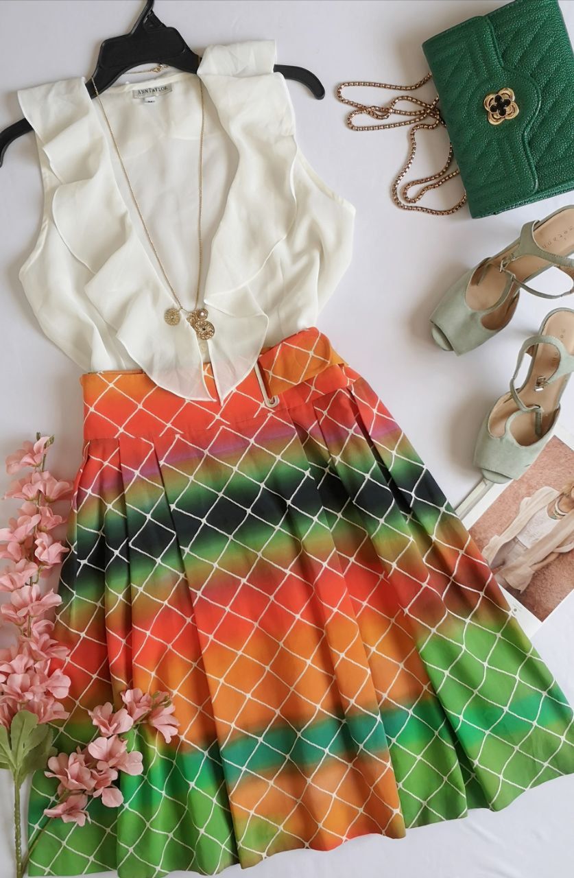 BLUSA CON OLANES Y FALDA CON PALETONES