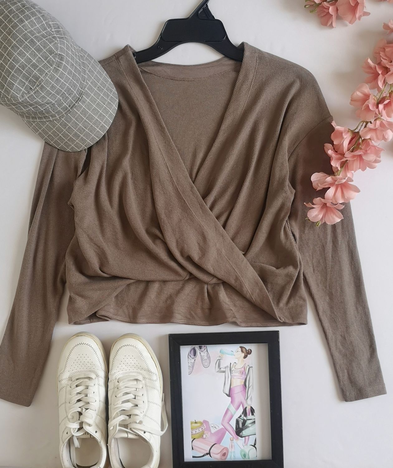 BLUSA DEPORTIVA TRASLAPADA DE ATRÁS