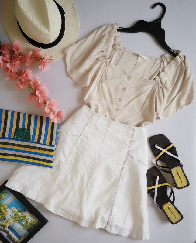 BLUSA CUELLO CUADRADO Y FALDA