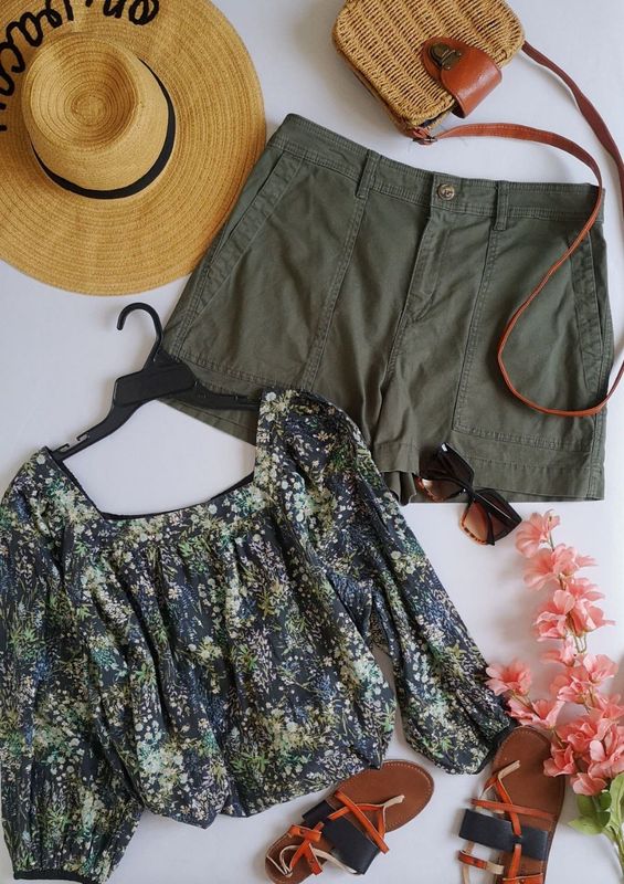 SHORT DE GABARDINA CON BLUSA CUELLO CUADRADO 