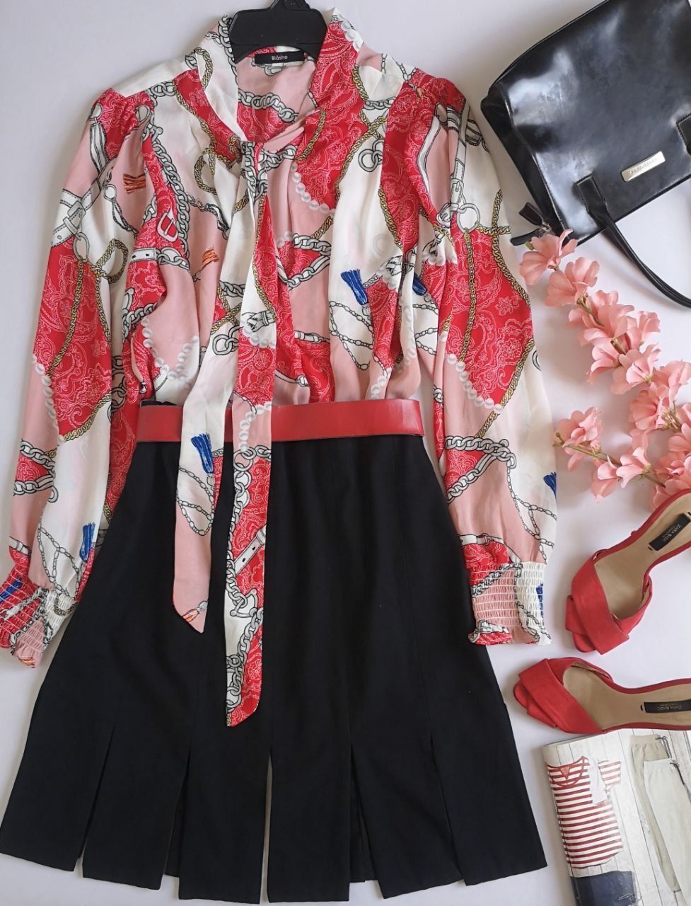 BLUSA CON CINTO Y FALDA CON PIJASOS