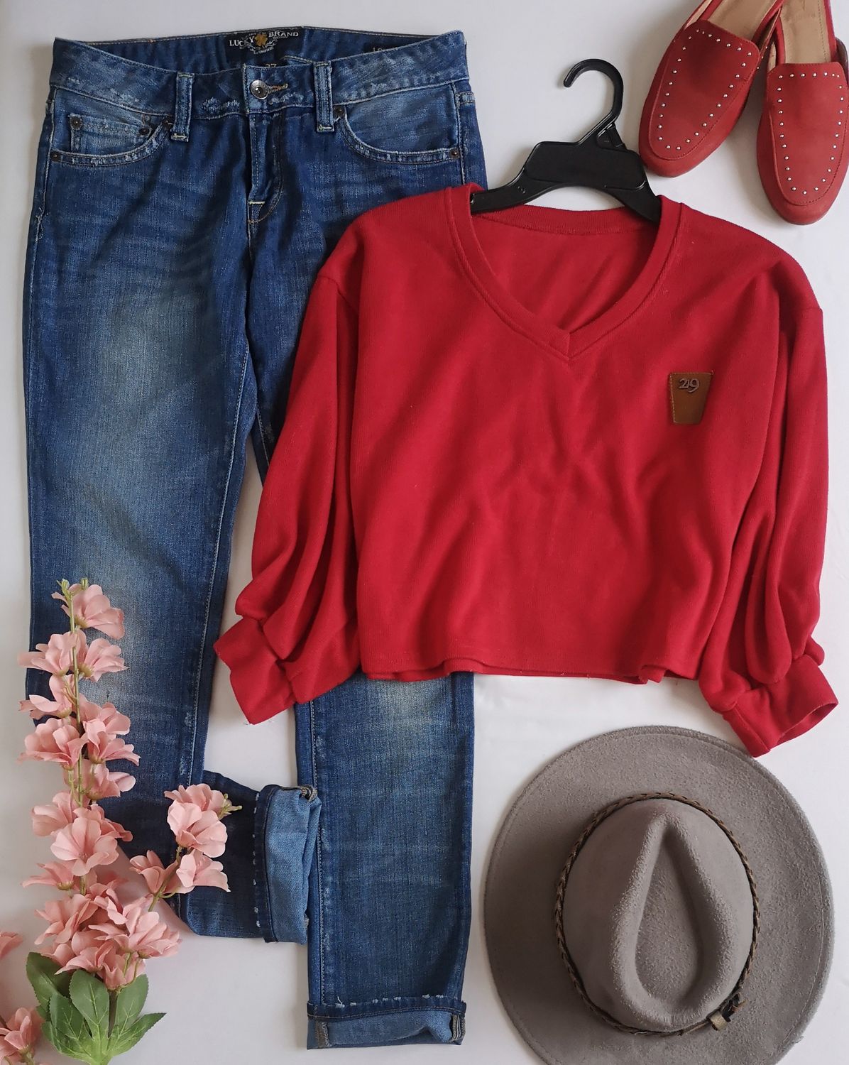 JEANS CINTURA BAJA Y BLUSA TIPO SUÉTER
