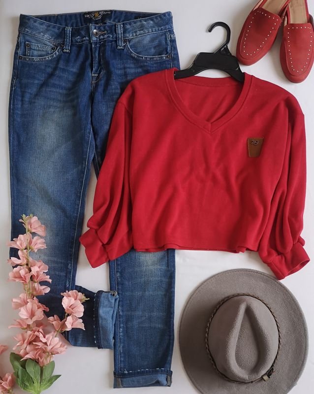 JEANS CINTURA BAJA Y BLUSA TIPO SUÉTER